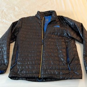 North face puffer jacket • size medium